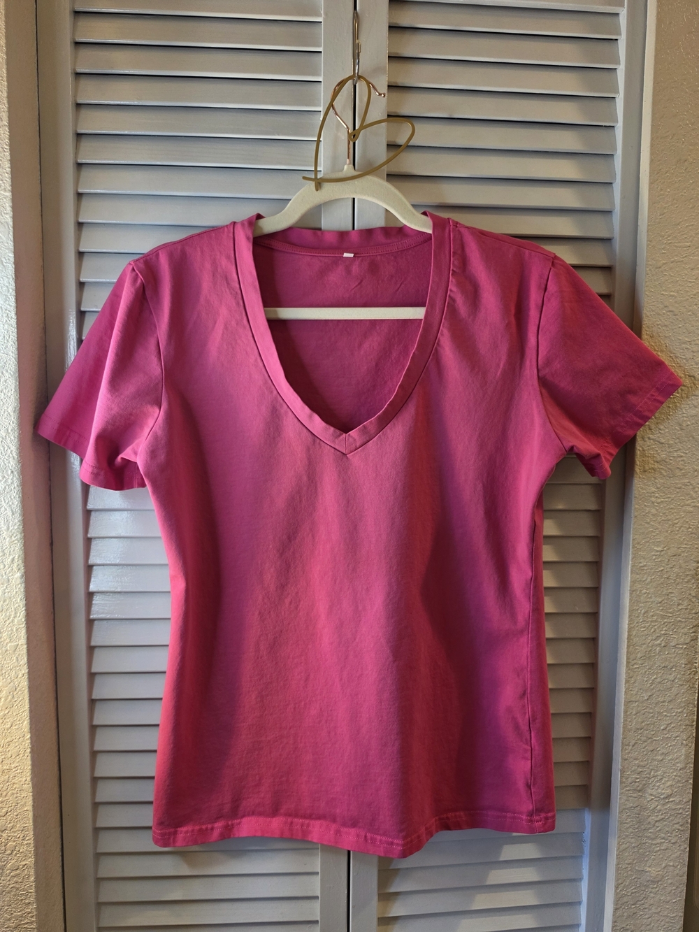 Roselux Women's Lightweight Fitted V-Neck Tee in Bright Pink Size Large